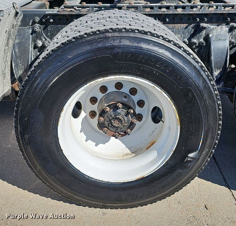 image for item DQ8605 2016 Freightliner Cascadia semi truck