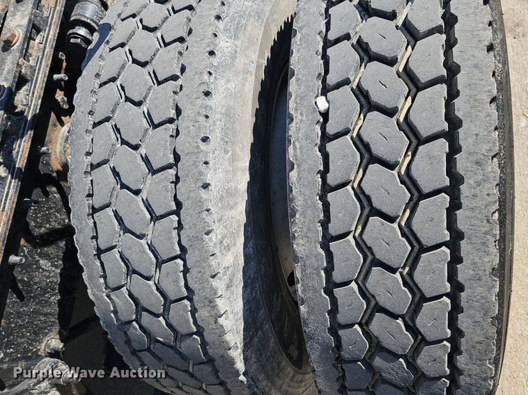 image for item DQ8605 2016 Freightliner Cascadia semi truck