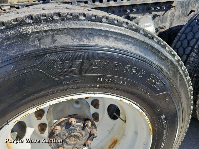 image for item DQ8605 2016 Freightliner Cascadia semi truck