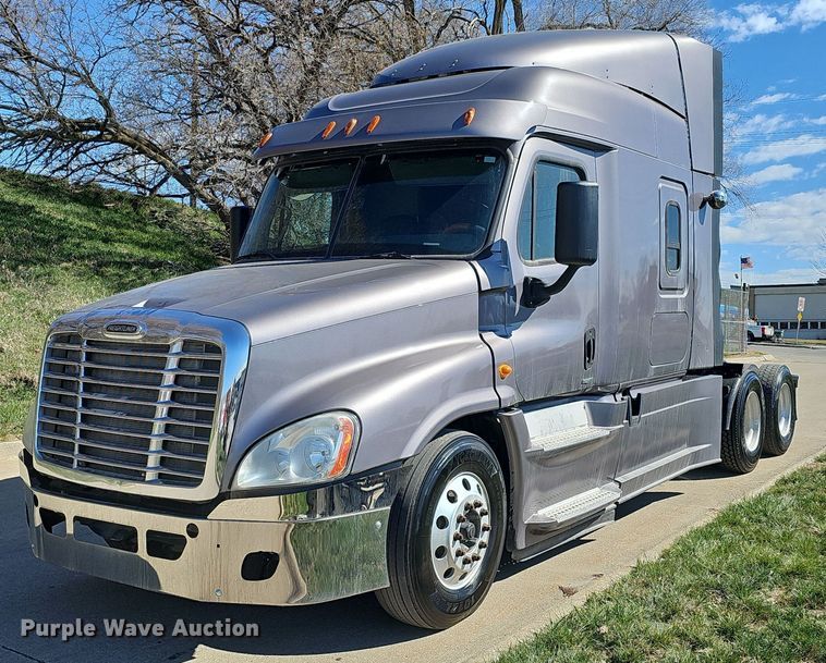 image for item DQ8607 2015 Freightliner Cascadia Evolution semi truck