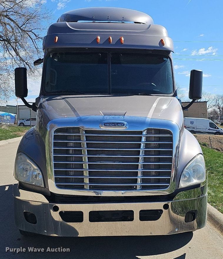 image for item DQ8607 2015 Freightliner Cascadia Evolution semi truck