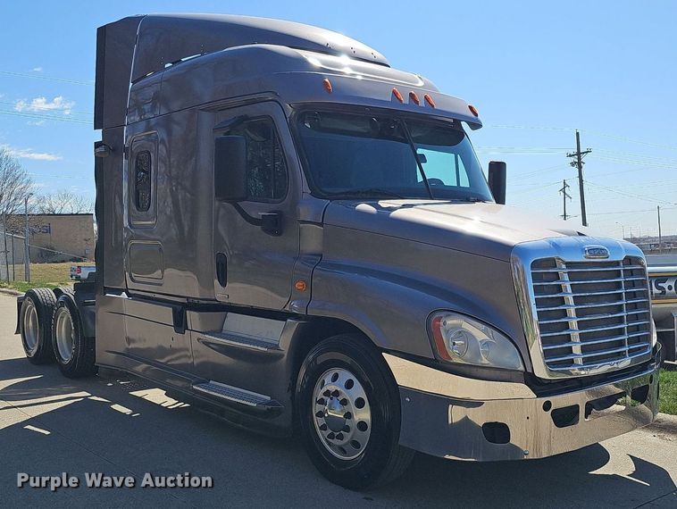 image for item DQ8607 2015 Freightliner Cascadia Evolution semi truck