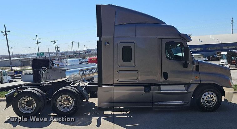 image for item DQ8607 2015 Freightliner Cascadia Evolution semi truck