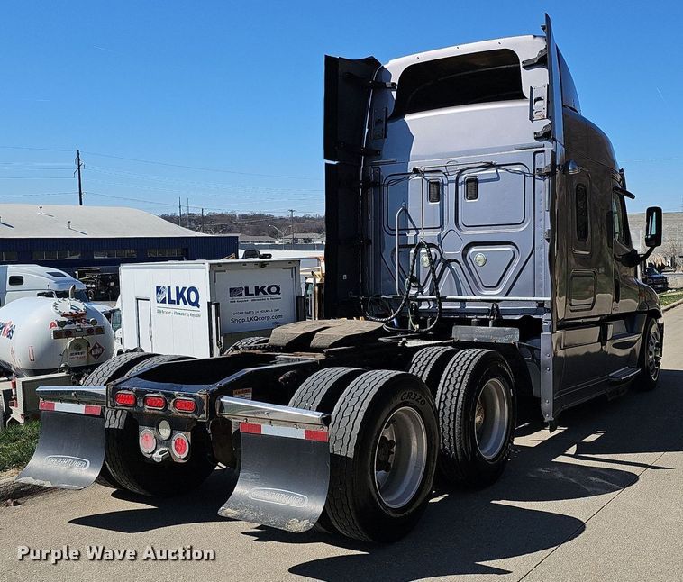 image for item DQ8607 2015 Freightliner Cascadia Evolution semi truck