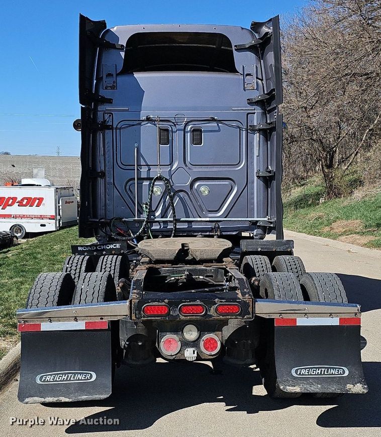 image for item DQ8607 2015 Freightliner Cascadia Evolution semi truck