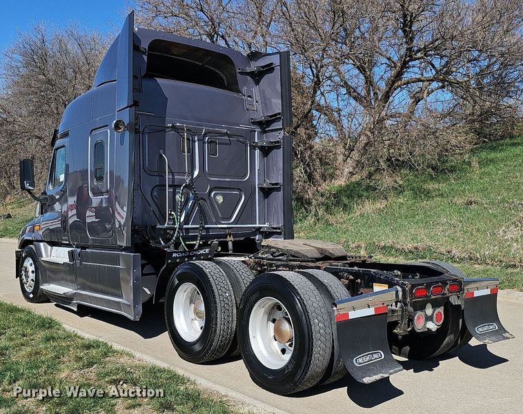 image for item DQ8607 2015 Freightliner Cascadia Evolution semi truck