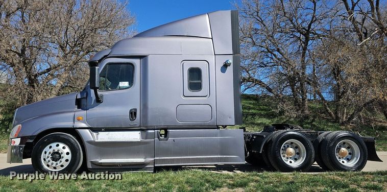 image for item DQ8607 2015 Freightliner Cascadia Evolution semi truck