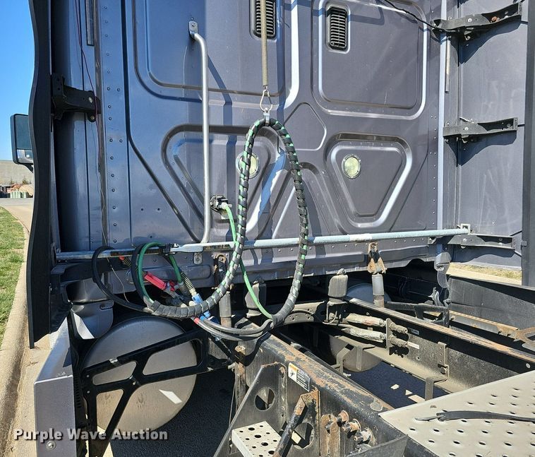 image for item DQ8607 2015 Freightliner Cascadia Evolution semi truck