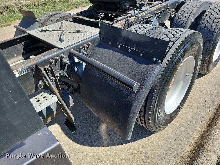 image for item DQ8607 2015 Freightliner Cascadia Evolution semi truck