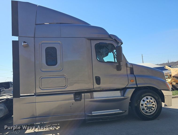 image for item DQ8607 2015 Freightliner Cascadia Evolution semi truck