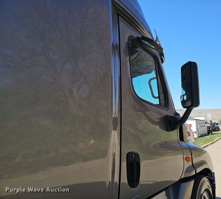 image for item DQ8607 2015 Freightliner Cascadia Evolution semi truck