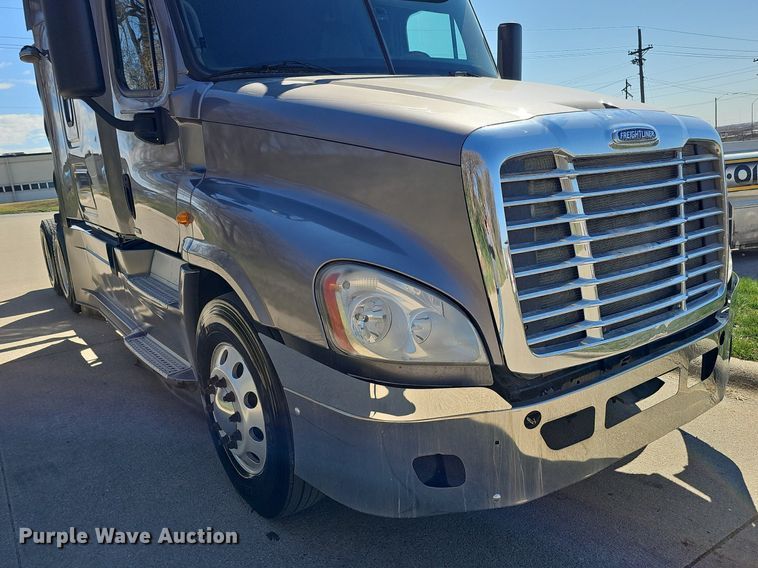 image for item DQ8607 2015 Freightliner Cascadia Evolution semi truck