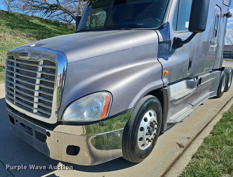 image for item DQ8607 2015 Freightliner Cascadia Evolution semi truck