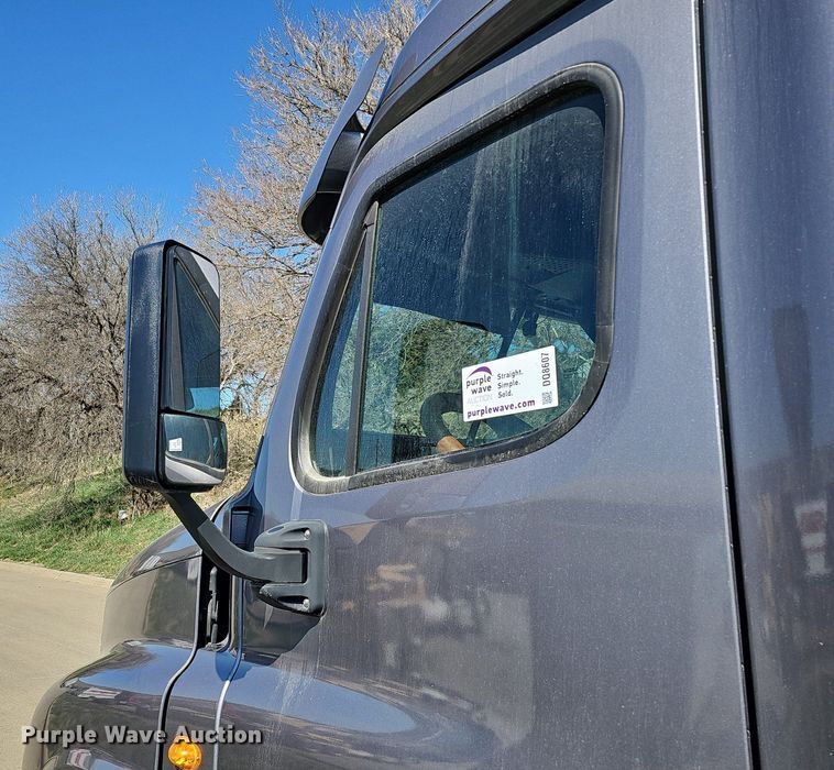 image for item DQ8607 2015 Freightliner Cascadia Evolution semi truck