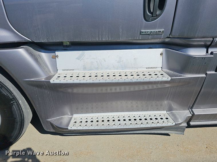 image for item DQ8607 2015 Freightliner Cascadia Evolution semi truck