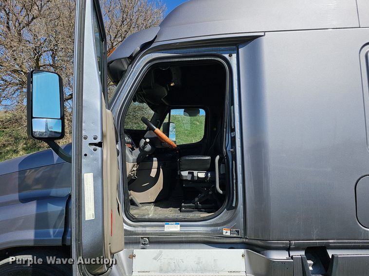 image for item DQ8607 2015 Freightliner Cascadia Evolution semi truck