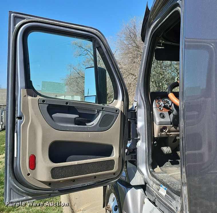 image for item DQ8607 2015 Freightliner Cascadia Evolution semi truck