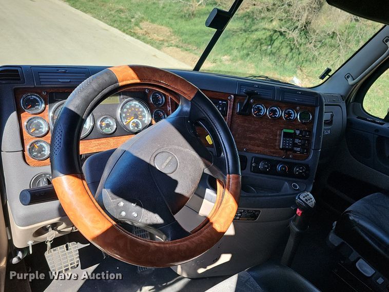 image for item DQ8607 2015 Freightliner Cascadia Evolution semi truck