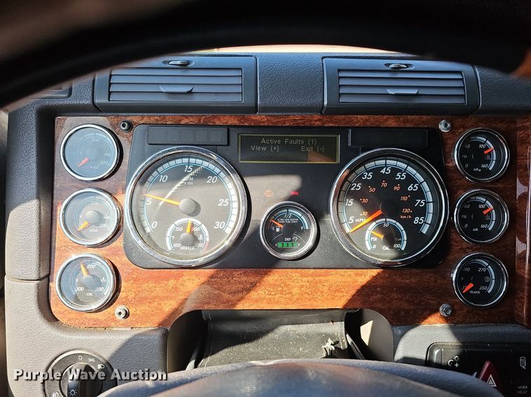 image for item DQ8607 2015 Freightliner Cascadia Evolution semi truck