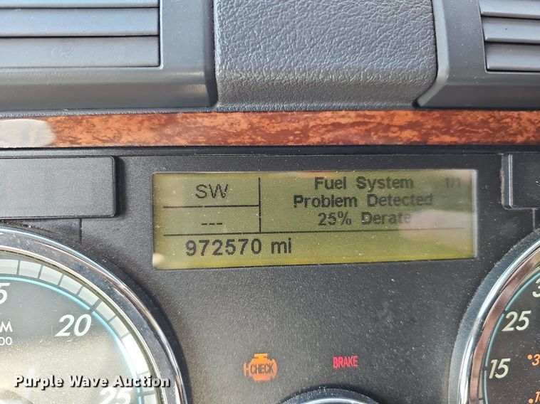 image for item DQ8607 2015 Freightliner Cascadia Evolution semi truck