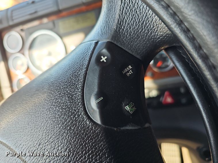 image for item DQ8607 2015 Freightliner Cascadia Evolution semi truck