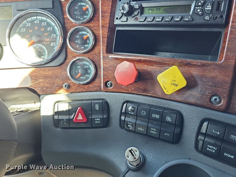 image for item DQ8607 2015 Freightliner Cascadia Evolution semi truck