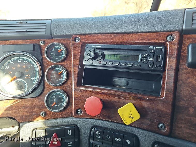 image for item DQ8607 2015 Freightliner Cascadia Evolution semi truck