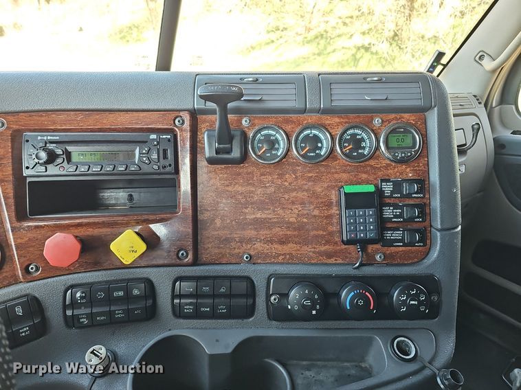 image for item DQ8607 2015 Freightliner Cascadia Evolution semi truck