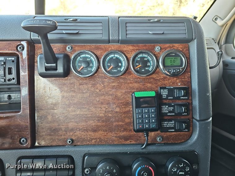 image for item DQ8607 2015 Freightliner Cascadia Evolution semi truck