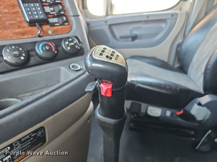 image for item DQ8607 2015 Freightliner Cascadia Evolution semi truck