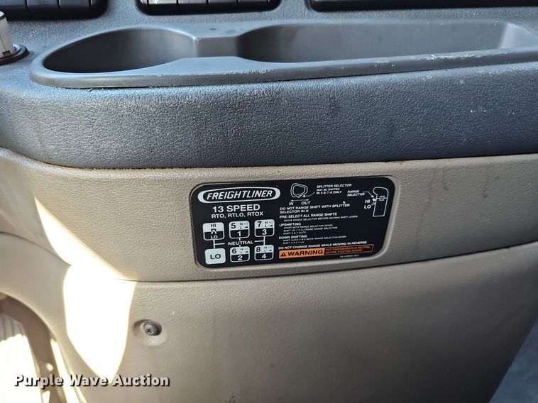 image for item DQ8607 2015 Freightliner Cascadia Evolution semi truck