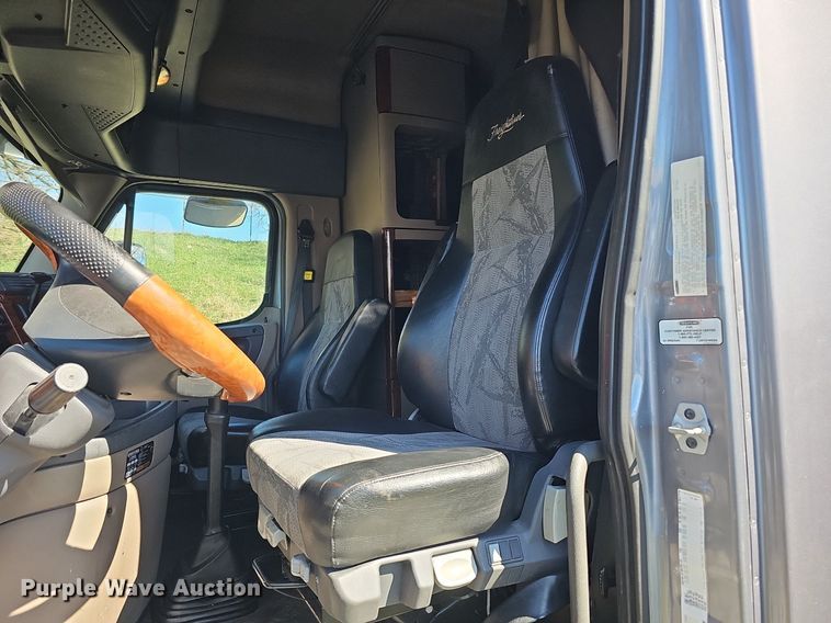 image for item DQ8607 2015 Freightliner Cascadia Evolution semi truck