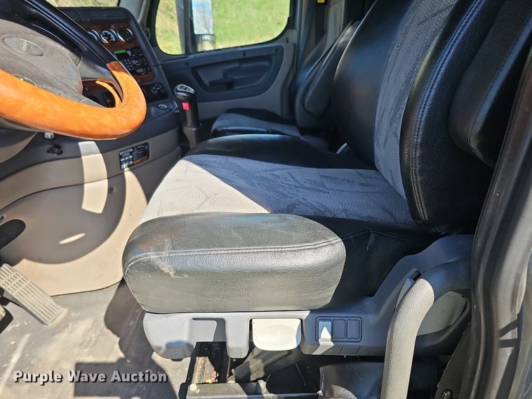 image for item DQ8607 2015 Freightliner Cascadia Evolution semi truck