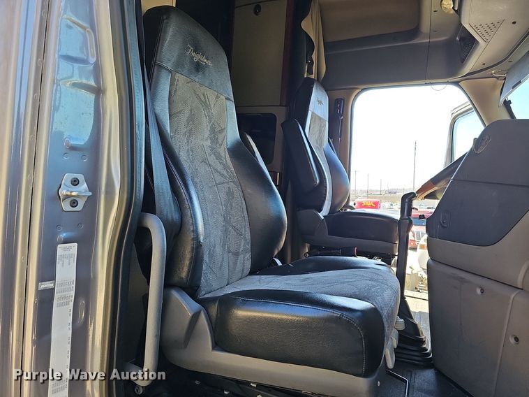 image for item DQ8607 2015 Freightliner Cascadia Evolution semi truck