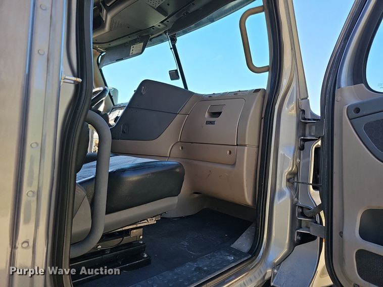 image for item DQ8607 2015 Freightliner Cascadia Evolution semi truck