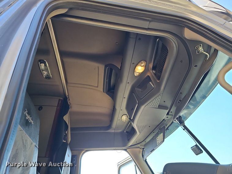 image for item DQ8607 2015 Freightliner Cascadia Evolution semi truck