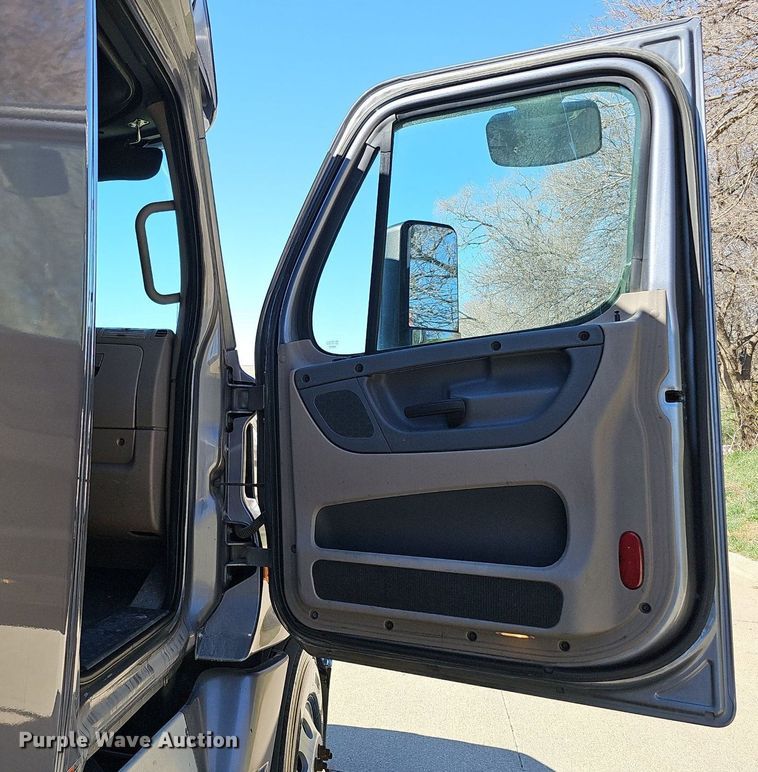 image for item DQ8607 2015 Freightliner Cascadia Evolution semi truck