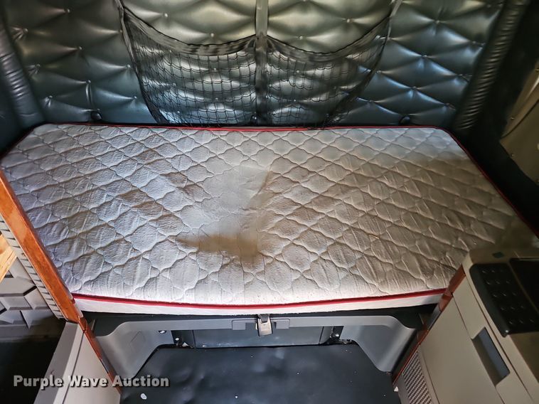 image for item DQ8607 2015 Freightliner Cascadia Evolution semi truck