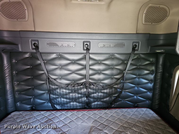 image for item DQ8607 2015 Freightliner Cascadia Evolution semi truck