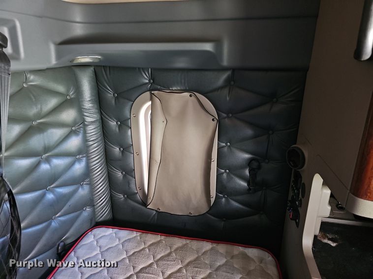 image for item DQ8607 2015 Freightliner Cascadia Evolution semi truck