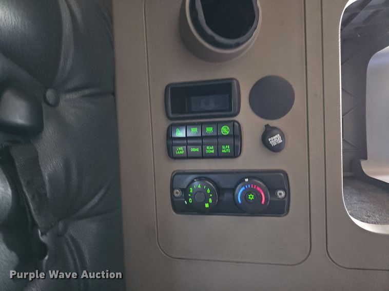 image for item DQ8607 2015 Freightliner Cascadia Evolution semi truck