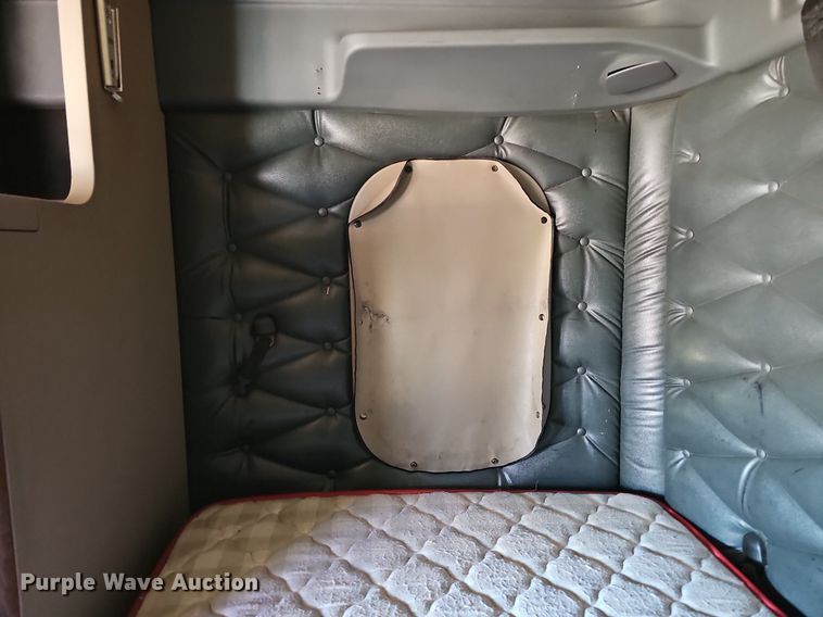 image for item DQ8607 2015 Freightliner Cascadia Evolution semi truck