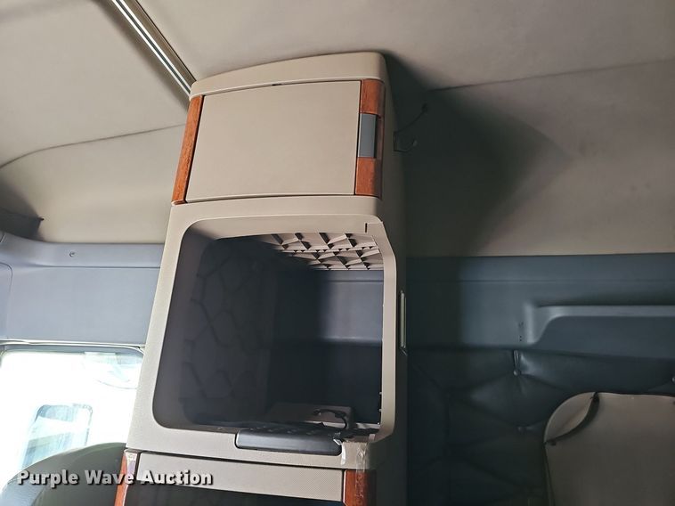 image for item DQ8607 2015 Freightliner Cascadia Evolution semi truck