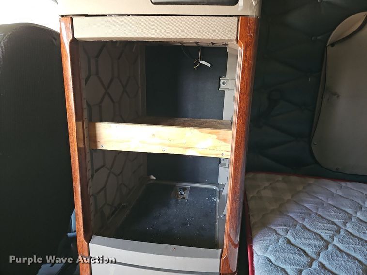 image for item DQ8607 2015 Freightliner Cascadia Evolution semi truck