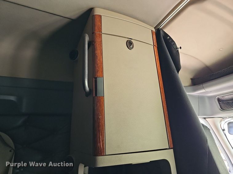 image for item DQ8607 2015 Freightliner Cascadia Evolution semi truck