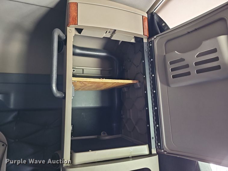 image for item DQ8607 2015 Freightliner Cascadia Evolution semi truck