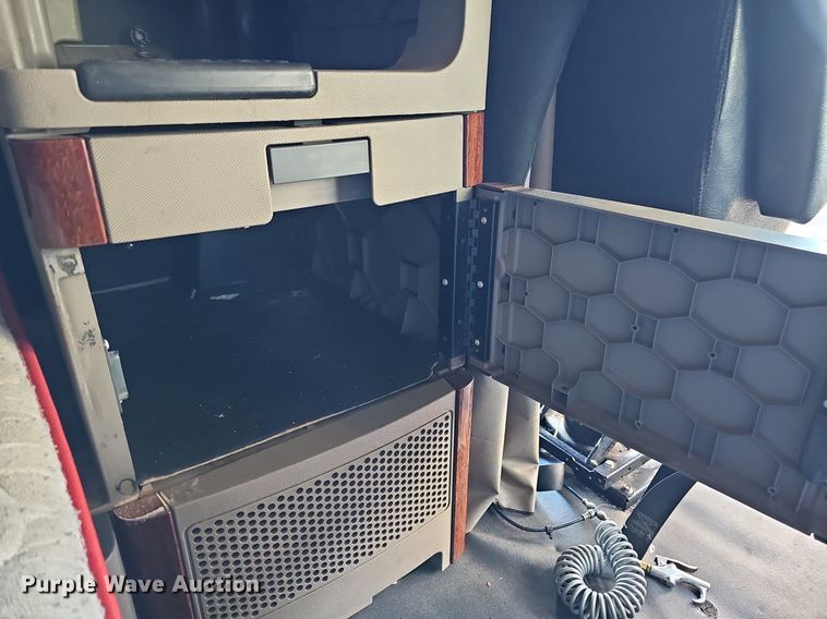 image for item DQ8607 2015 Freightliner Cascadia Evolution semi truck