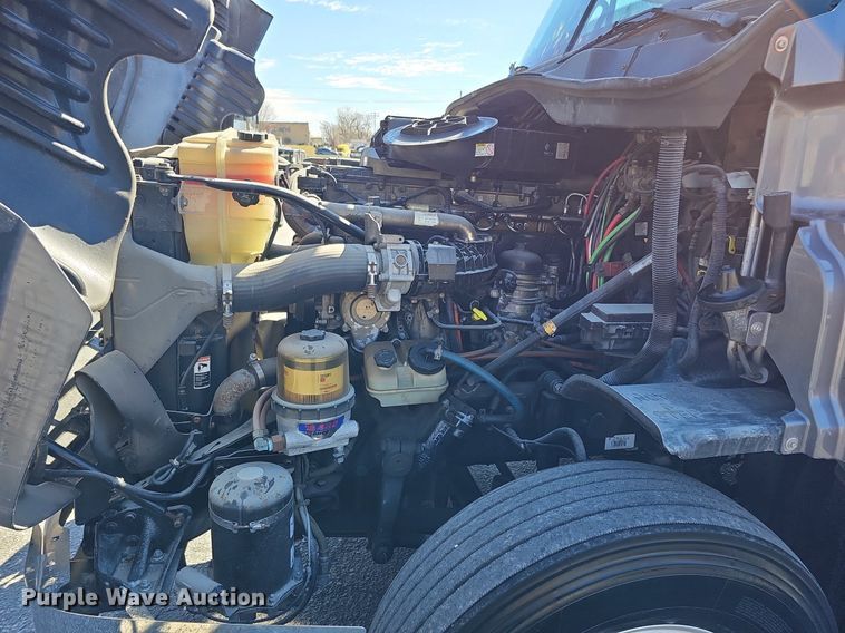 image for item DQ8607 2015 Freightliner Cascadia Evolution semi truck