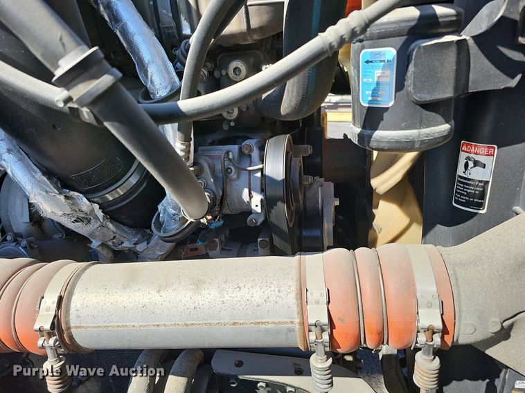 image for item DQ8607 2015 Freightliner Cascadia Evolution semi truck