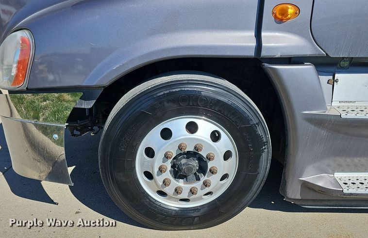 image for item DQ8607 2015 Freightliner Cascadia Evolution semi truck